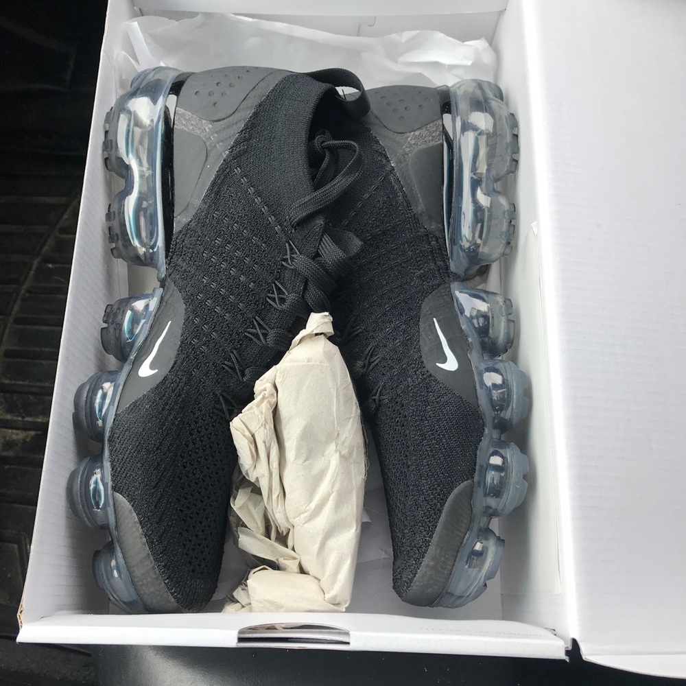 WOMANS BLACK VAPORMAX FLY KNIT SIZE 8.5